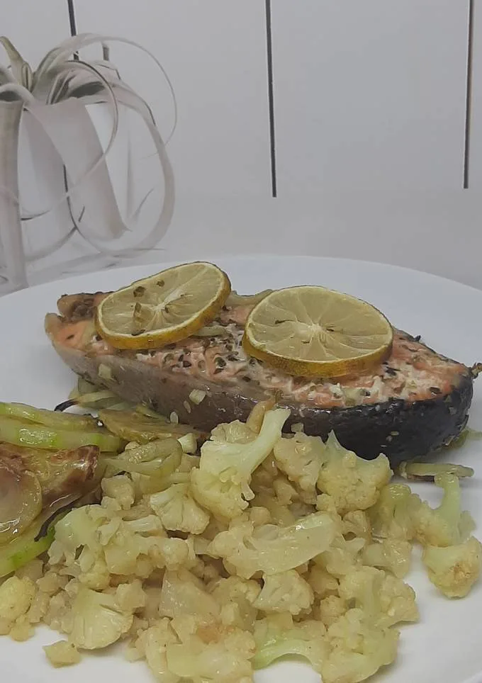 Foto sajian resep Resep Salmon Panggang Sehat & Tumis Kembang Kol Lezat